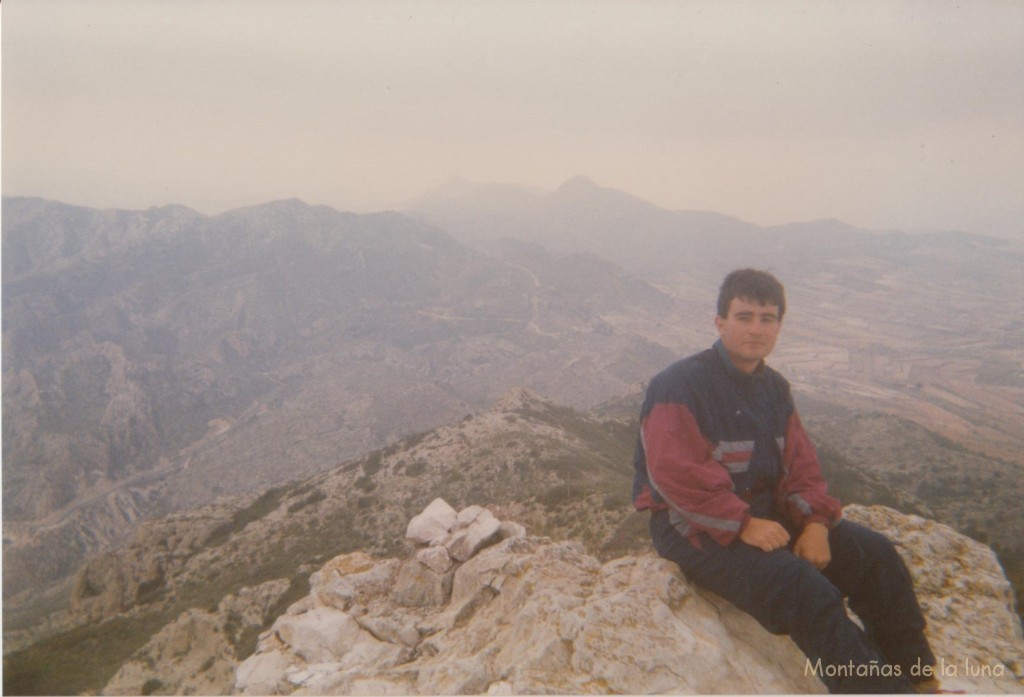 Joaquín Terrés en la cima del San Cayetano, 817 mts. detrás a la izquierda el Monte Alta, en el centro el puerto del Hondón, al fondo Agudo y Zulum